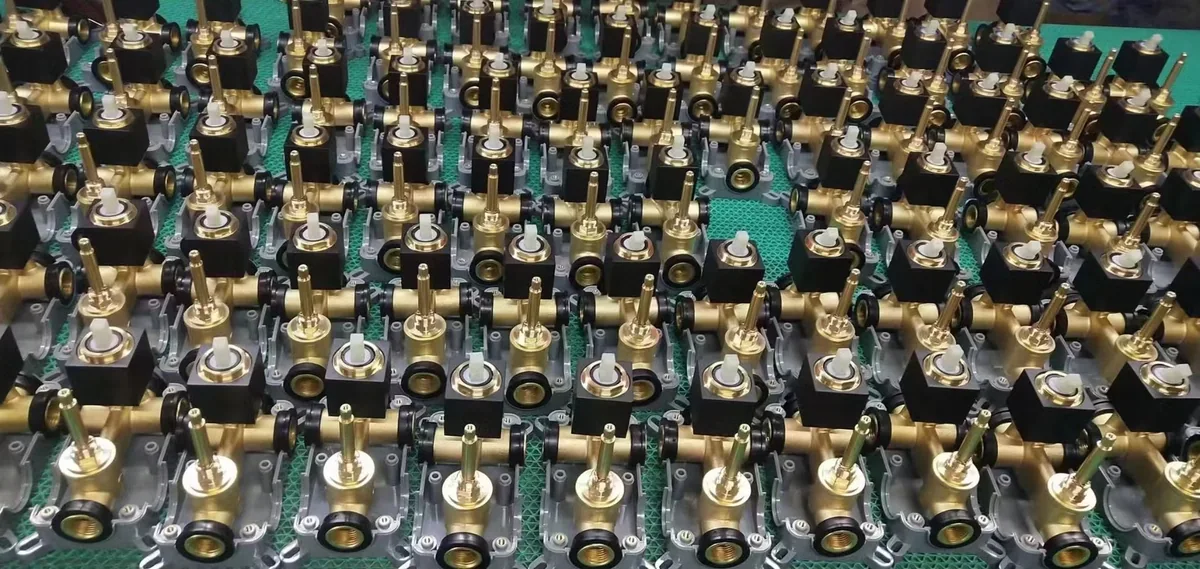 Смеситель для раковины из золотой латунной PVD с сливом OEM