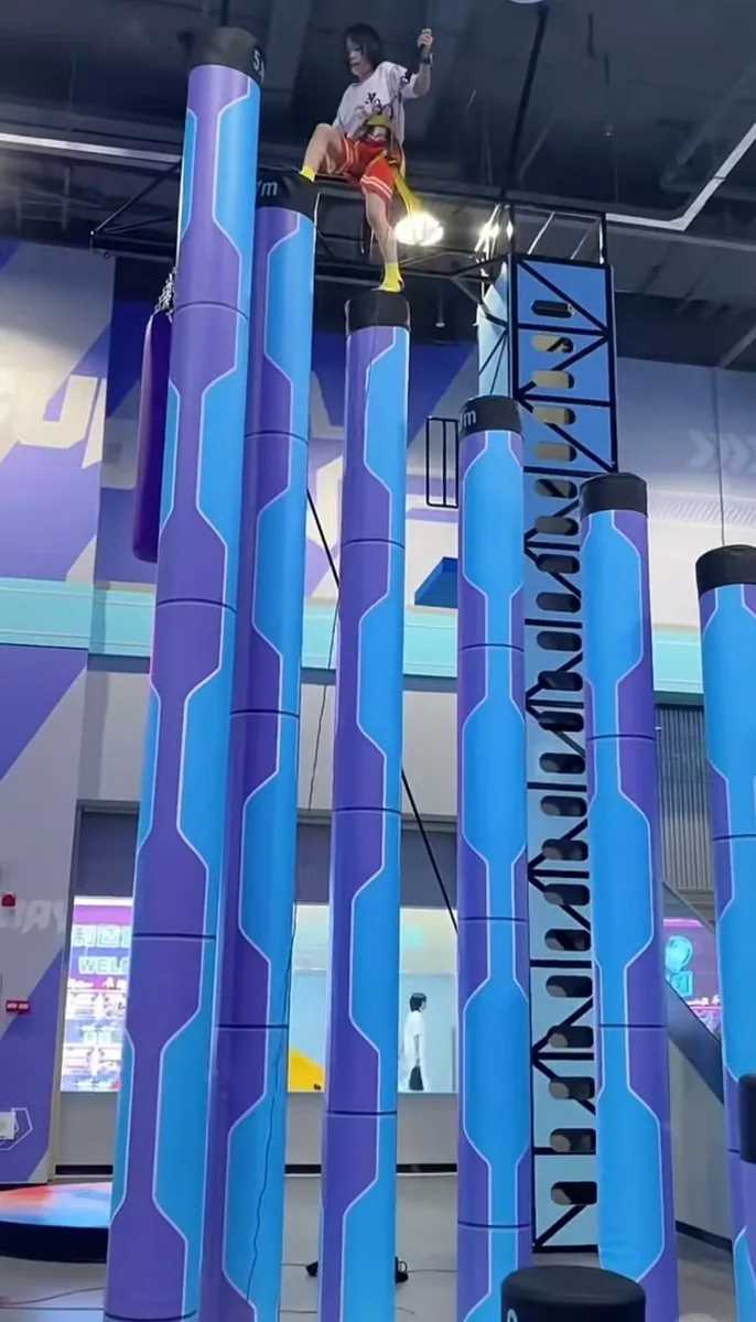 Приключение в закрытом детском игровом комплексе и захватывающее игровое оборудование: Столбы с цветами с шагом вверх, сложное оборудование