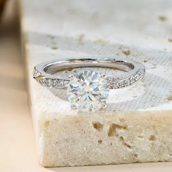925 Серебряное кольцо из моиссанита Us7 D Vvs1 круглой формы 7.5mm 1.5CT с 18K белым золотым покрытием для женщин