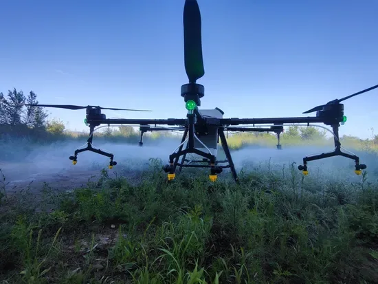 Сельскохозяйственная распыляющая машина с насосами и форсунками для промышленного земледелия дрон
