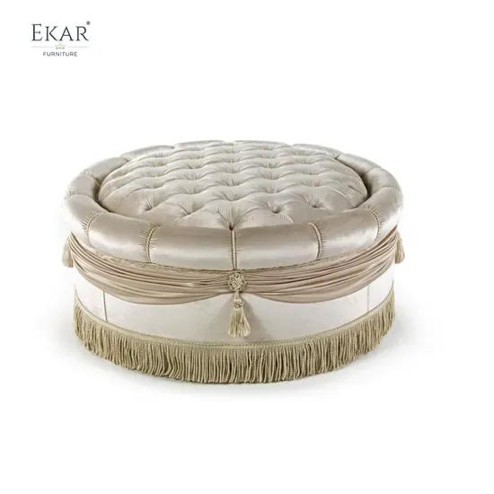 Итальянский стиль спальни: круглое пуф с tufted из бархата с кисточками и бахромой для роскошного сидения у кровати