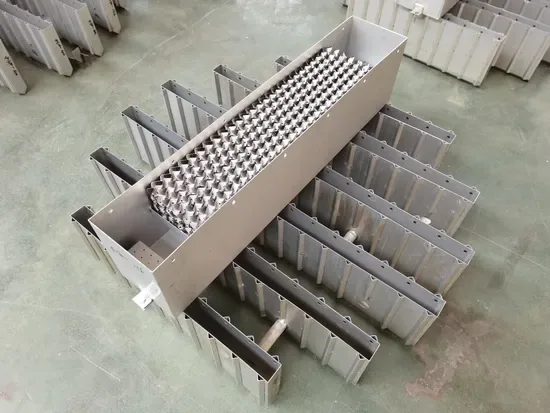 Металлический желоб для перераспределения жидкости и газа, перераспределитель жидкости и пара для разделительной колонны
