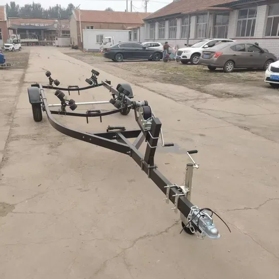 Черный окрашенный прицеп для лодок на колесах